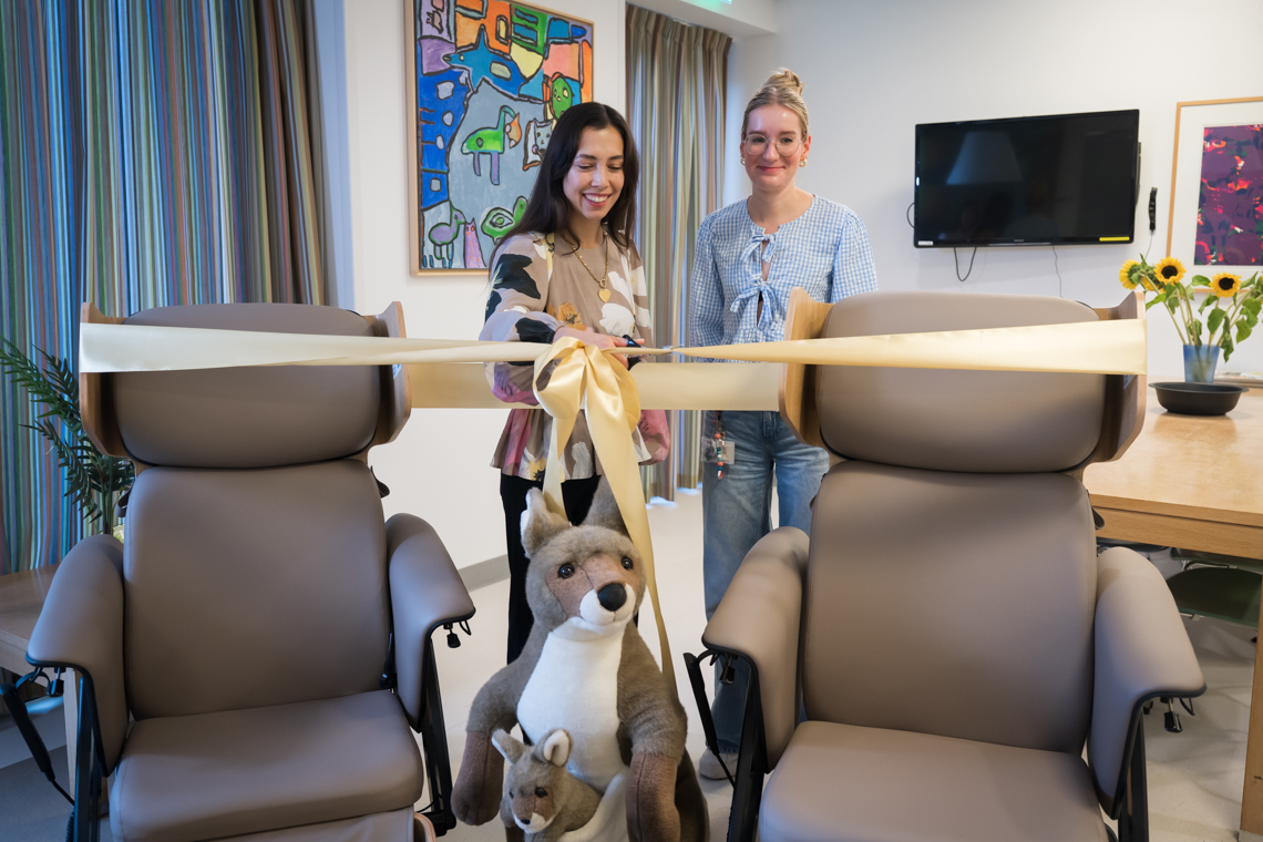 Foto van Nicole Huisman en vertegenwoordig afdeling Neonatologie bij de overdracht van de buidelstoelen