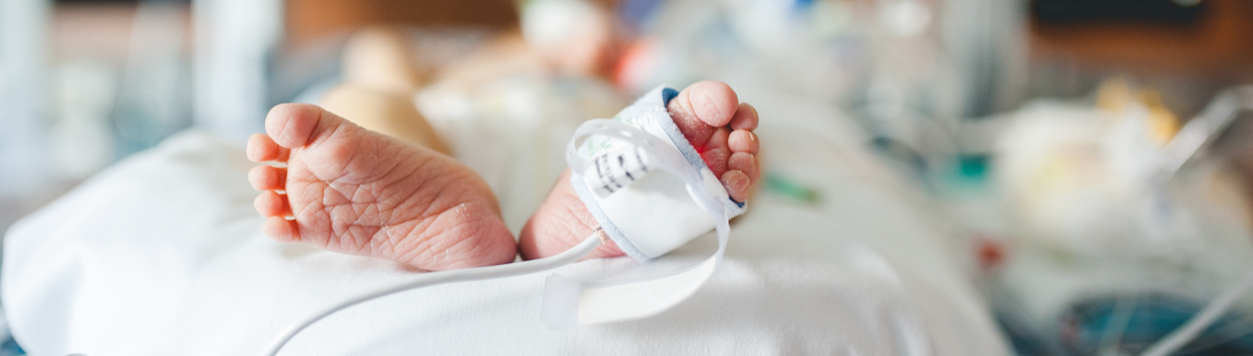 foto van twee baby-voetjes 