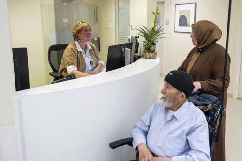 Melden bij de balie door patiënt en naaste