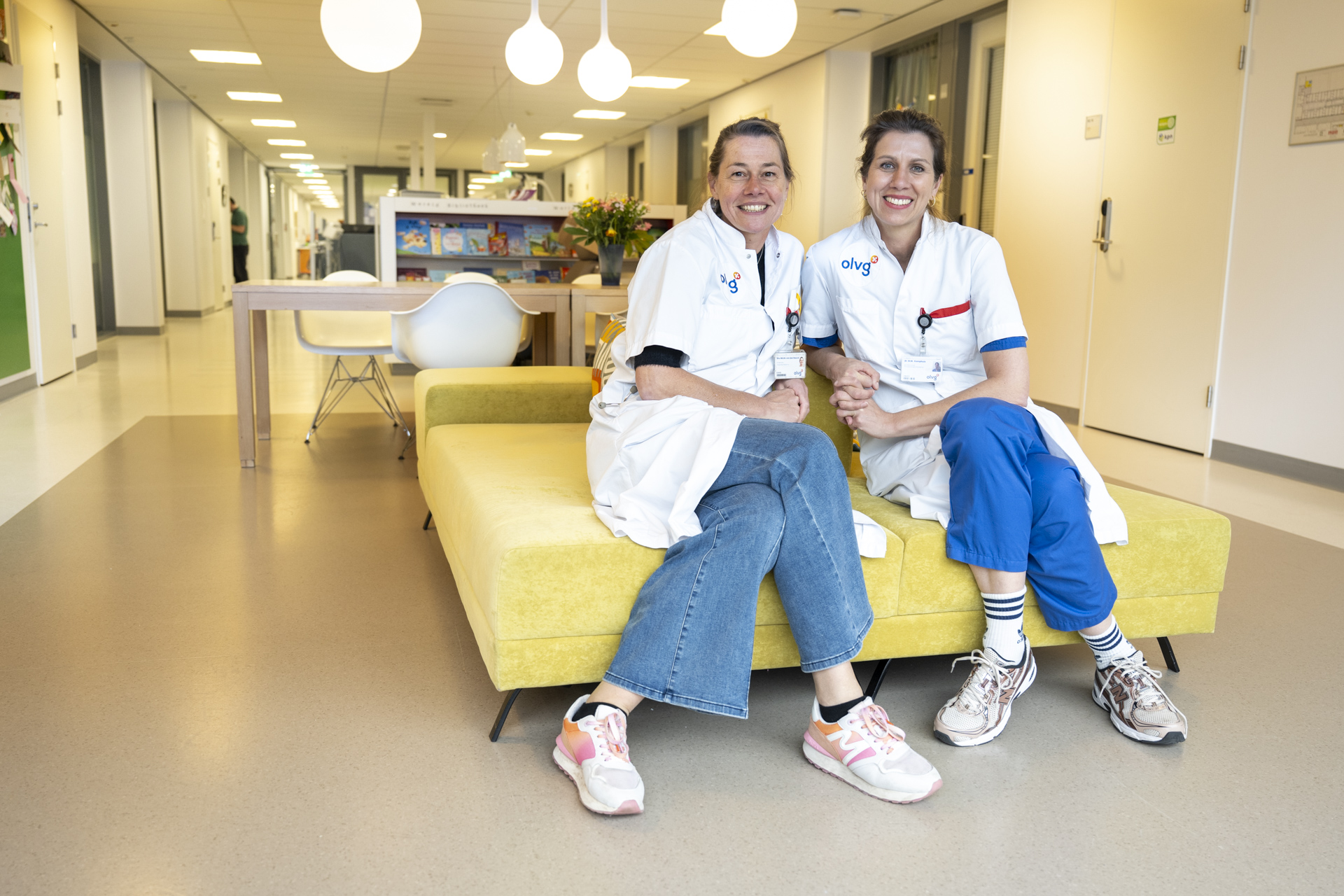 Kinderarts Maartje van den Heuvel (l) en gynaecoloog Marije Kamphuis