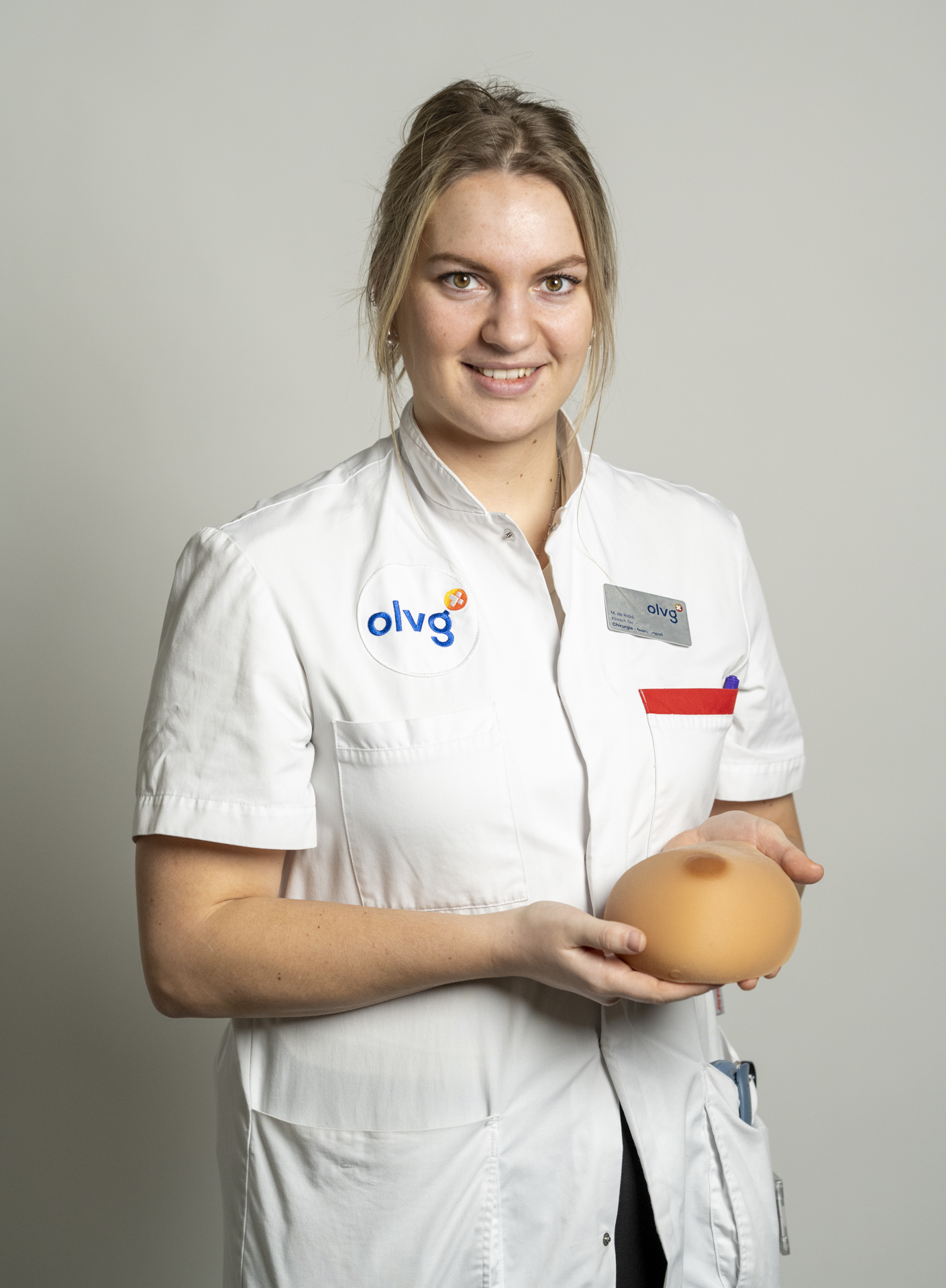 Klinisch technoloog Masu de Ridder toont een op maat gemaakte borstprothese 