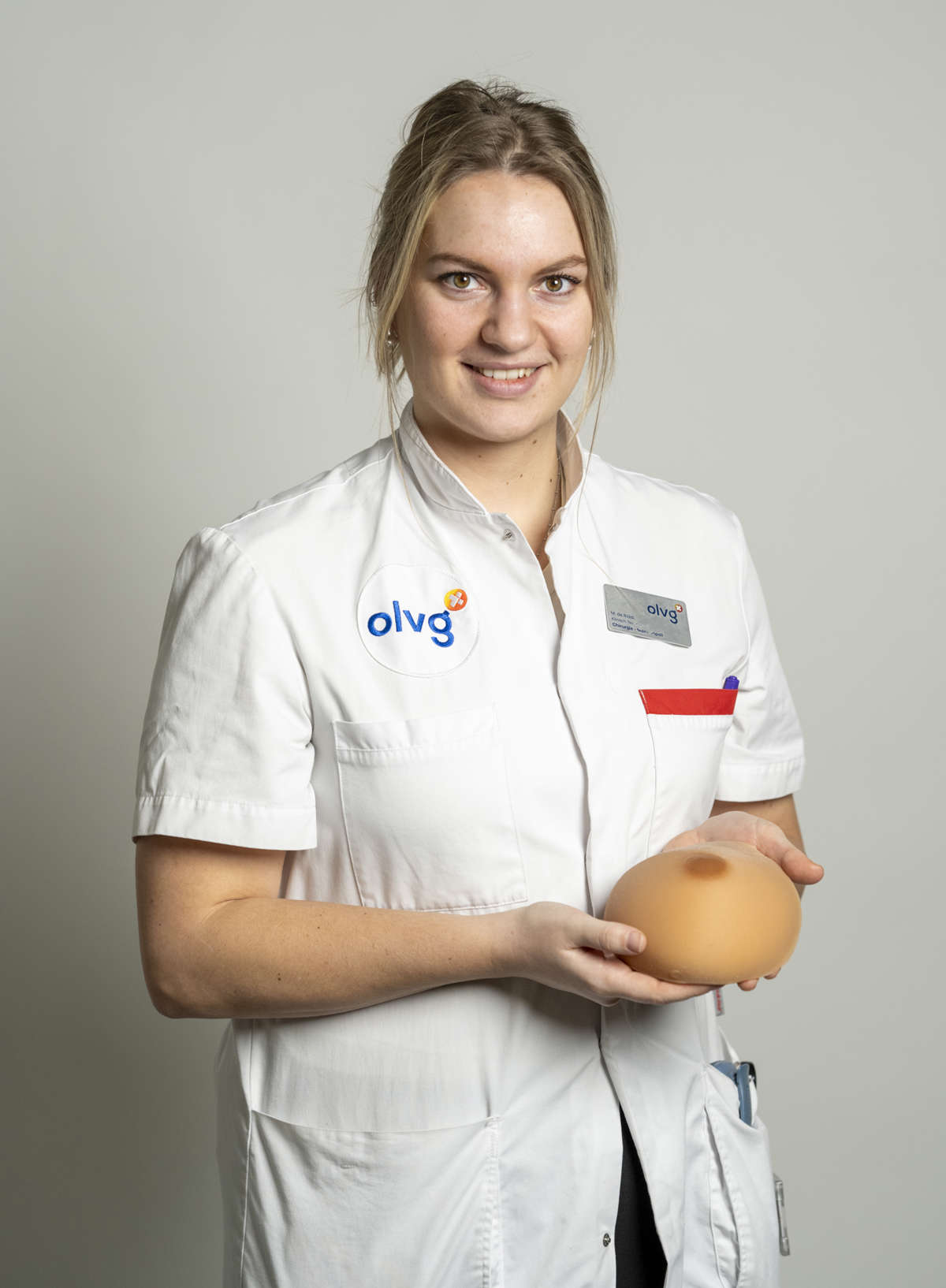 Klinisch technoloog Masu de Ridder toont een op maat gemaakte borstprothese