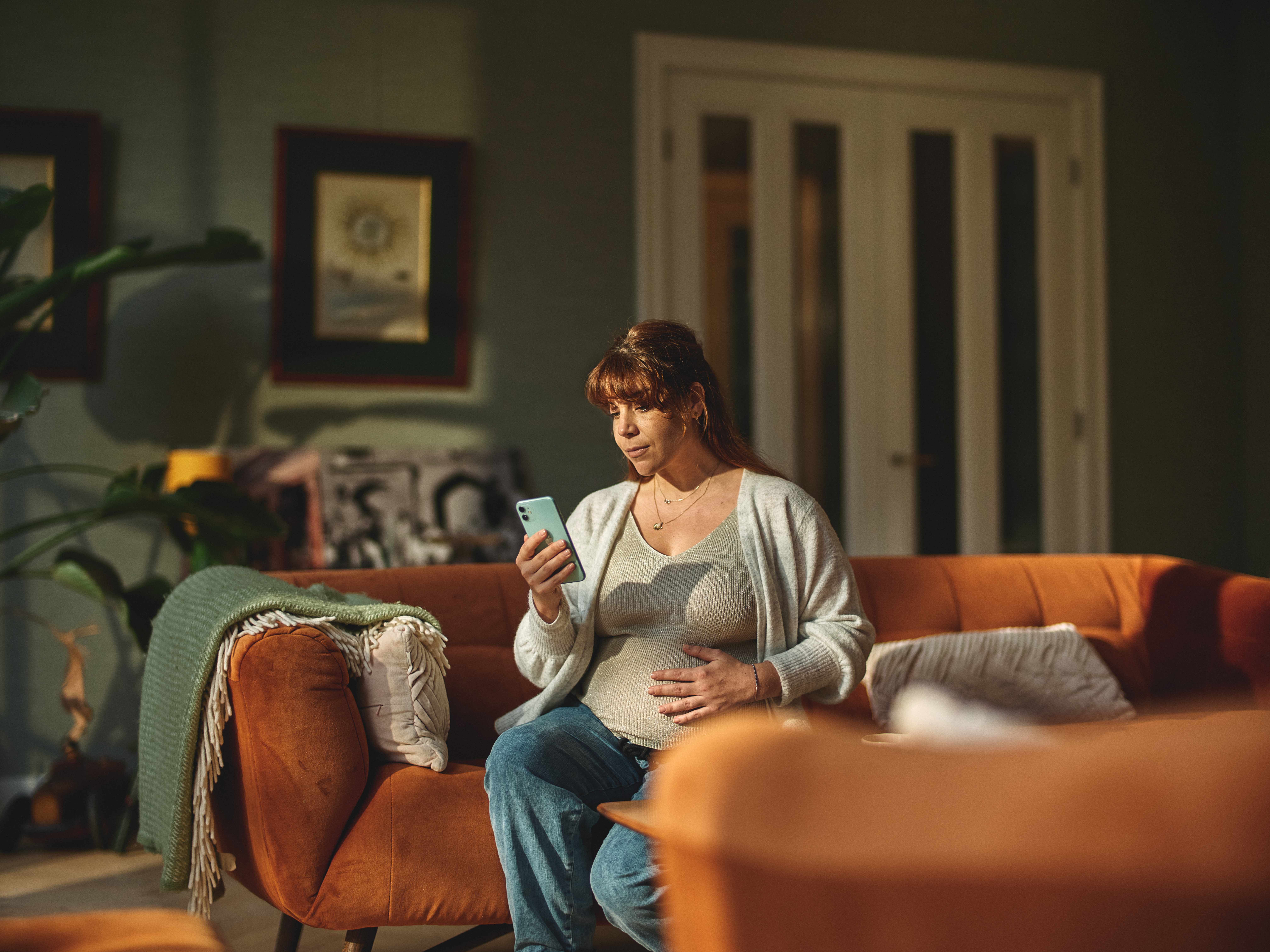 Foto van zwangere vrouw met telefoon