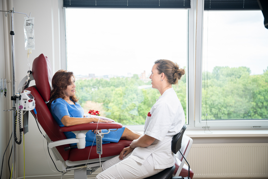 Foto van een zorgverlener met een patiënt Oncologie