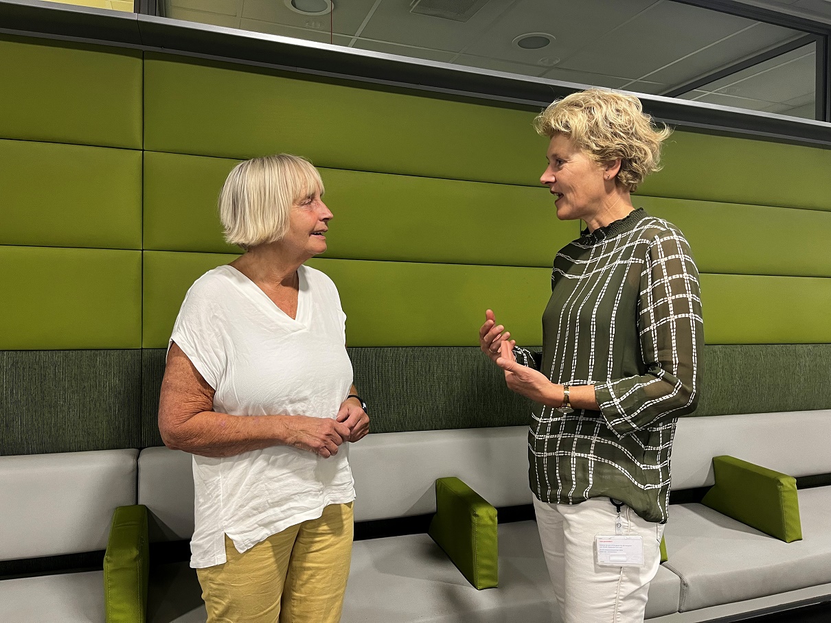Helga en afasietherapeut Nicole in gesprek 