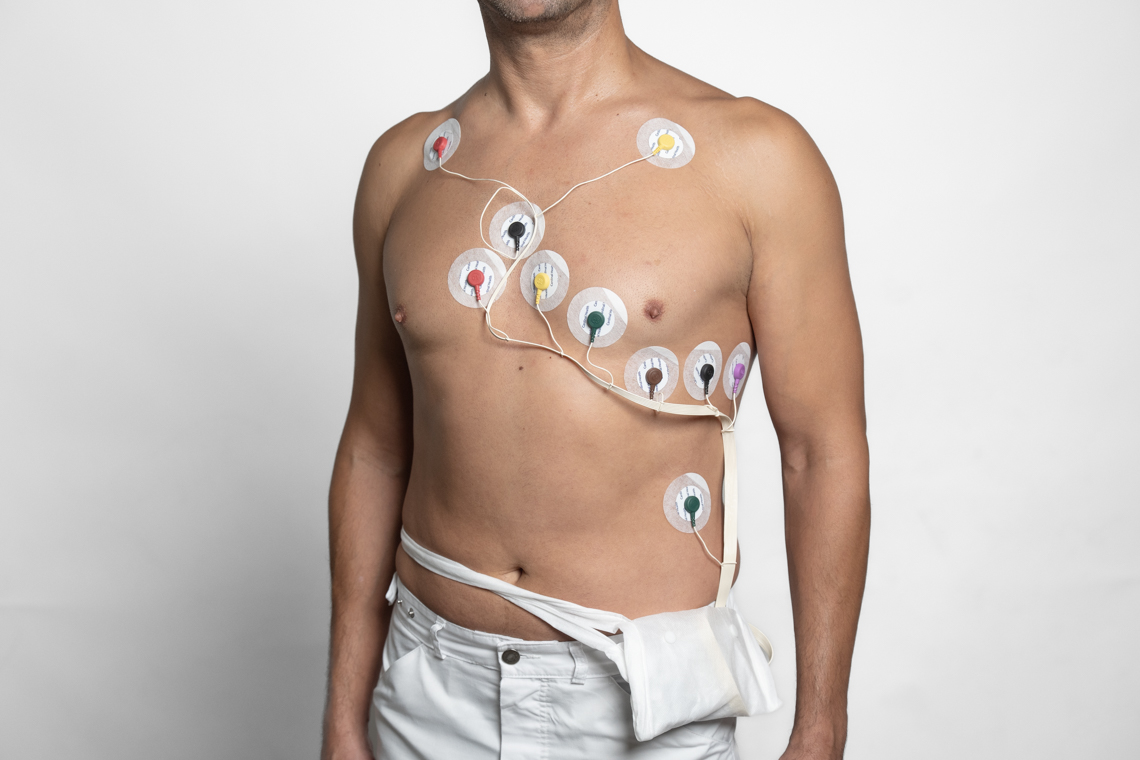 Plakkers op de borst verbonden met eventrecorder