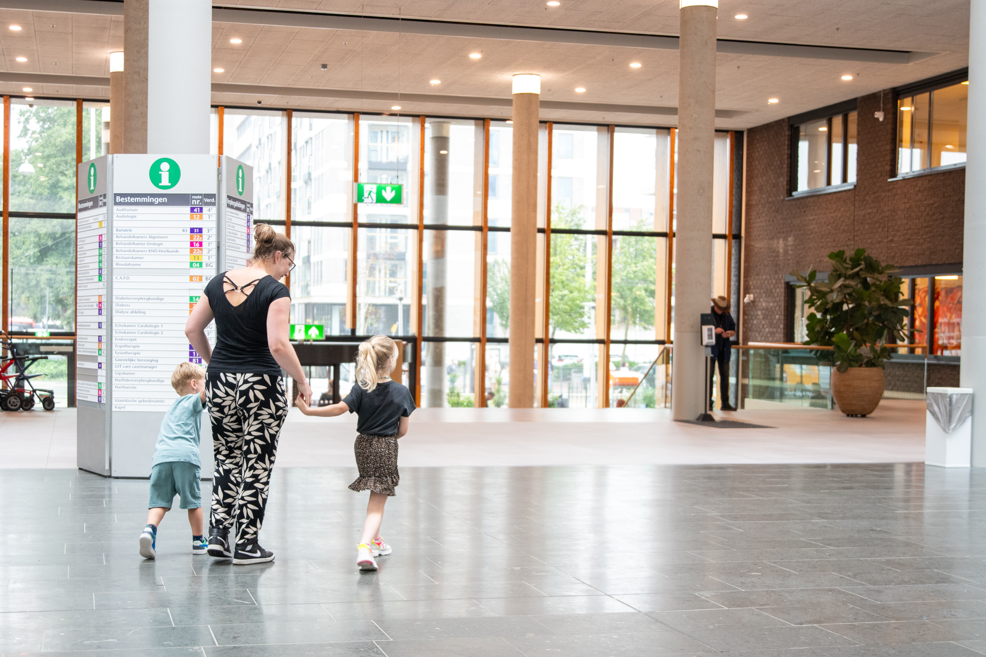 gezin verlaat het ziekenhuis