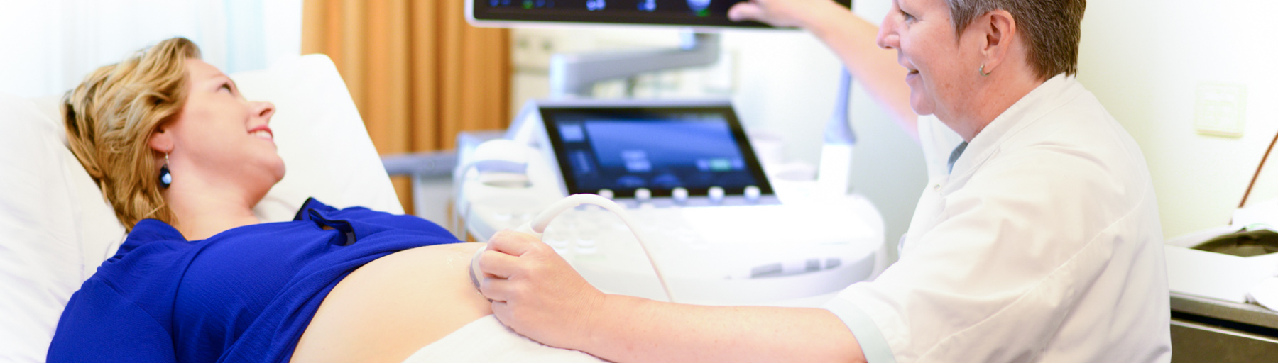 Foto van een zorgverlener die een echo maakt bij een patiënt