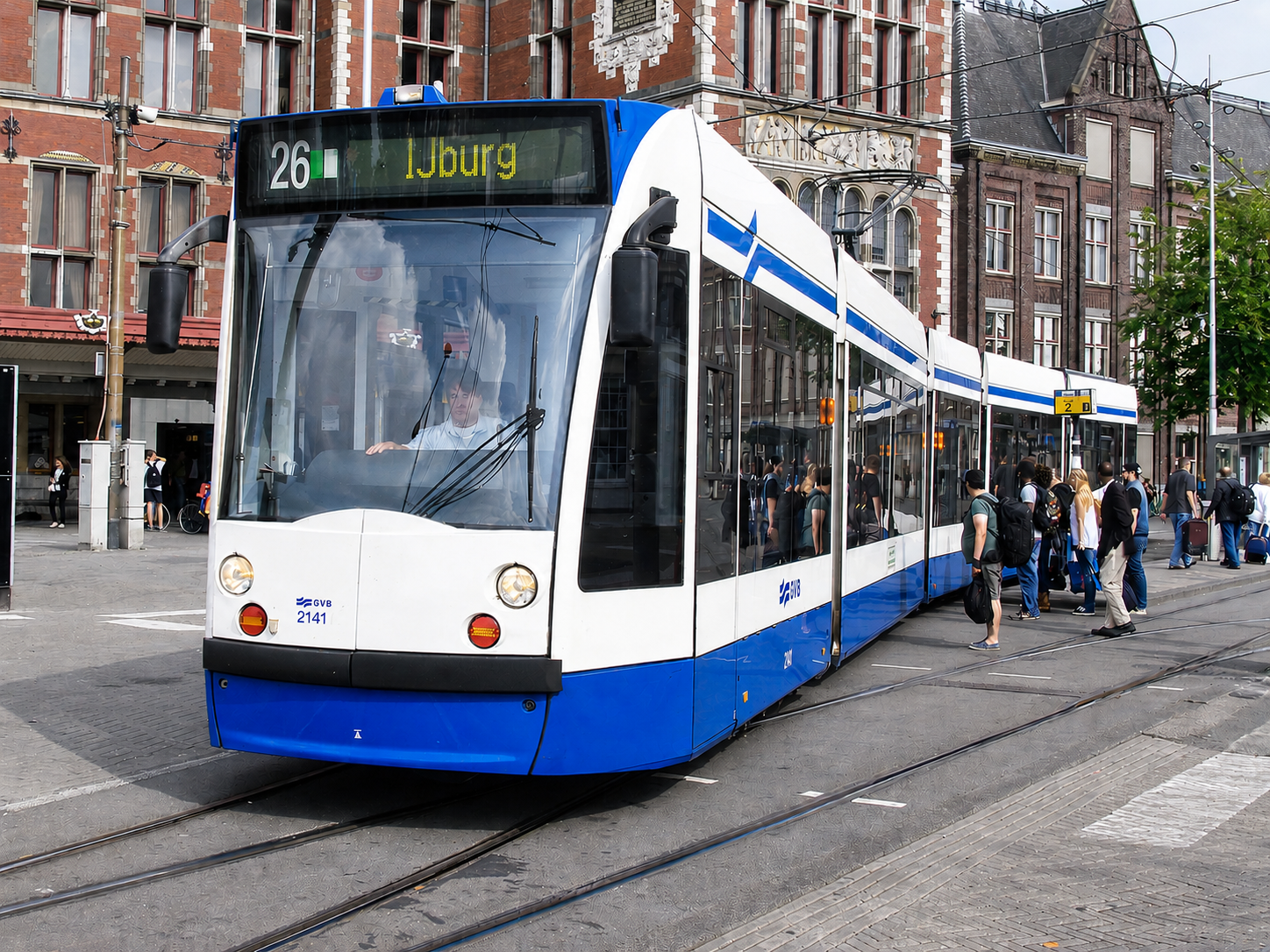 Mensen stappen in een tram