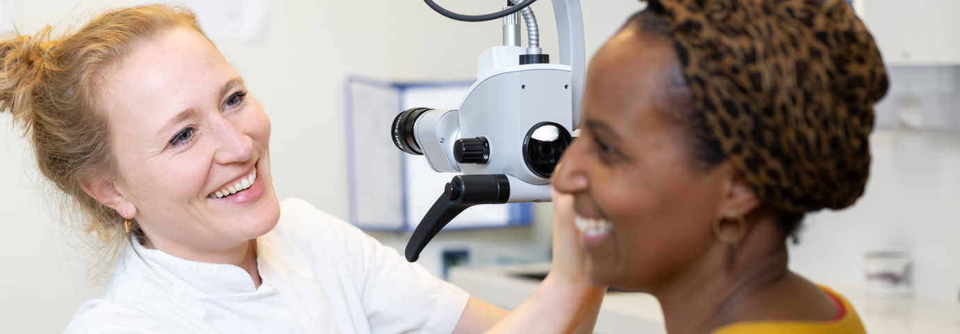 Foto van een zorgverlener en een patiënt