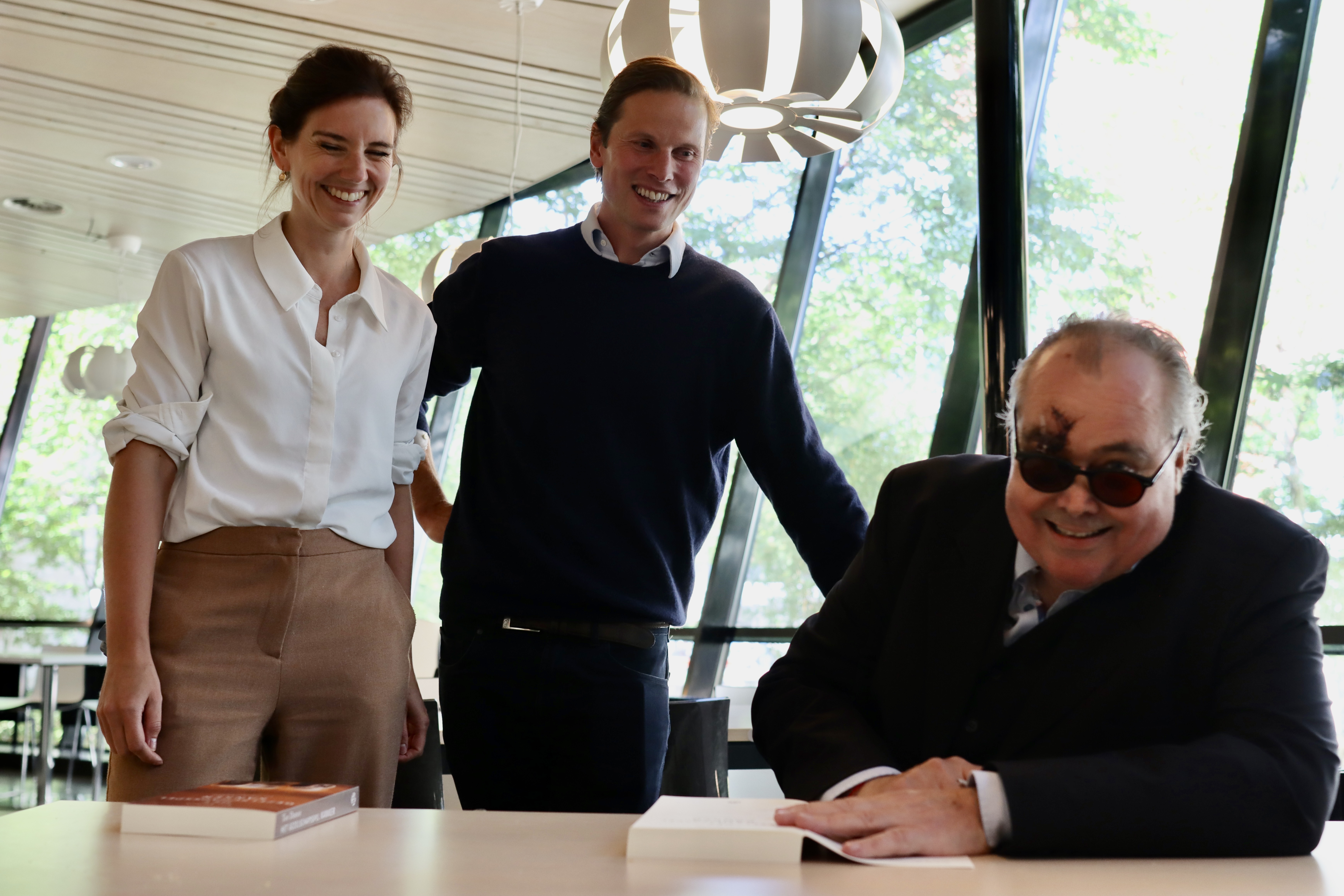 Schrijver Ton Damen met zijn behandelaars uit OLVG, oncoloog Baukje Flameling en chirurg Hendrik Marsman.