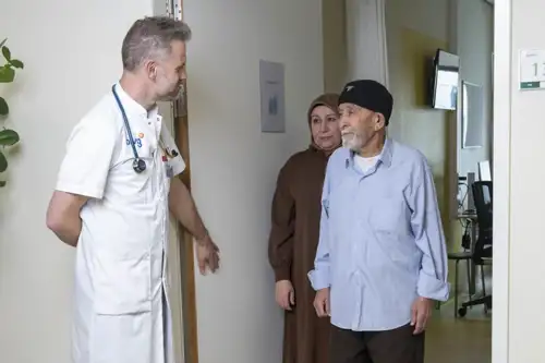 Dokter neemt afscheid van patiënt en naaste