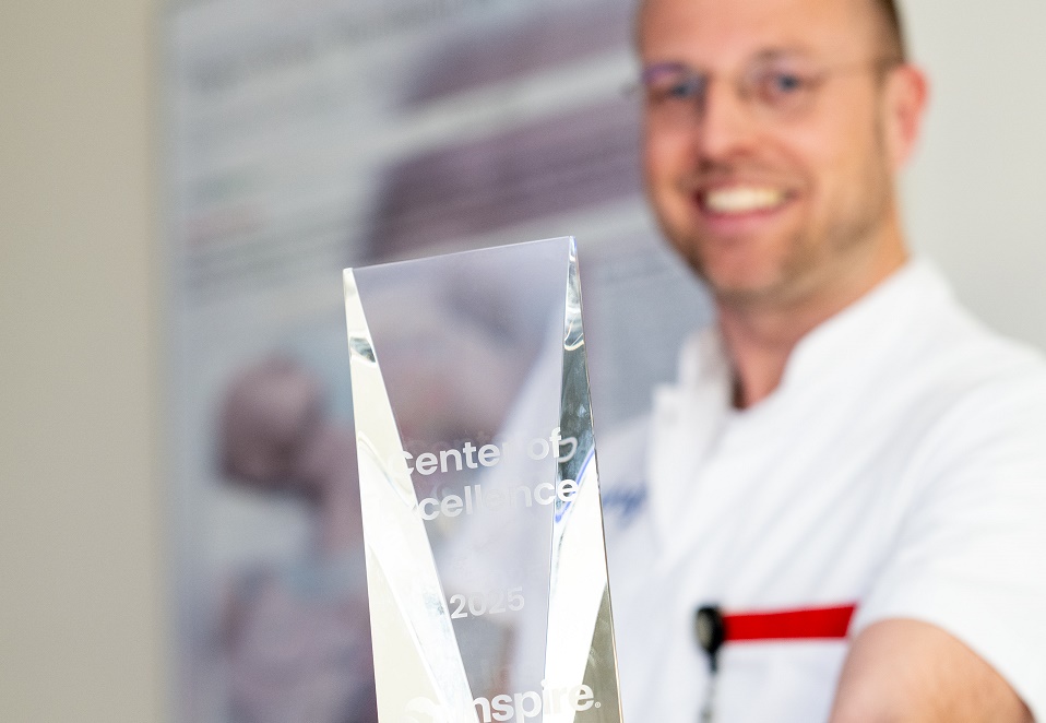 Oogarts Peter van Maanen toont award 'Centre of Excellence'