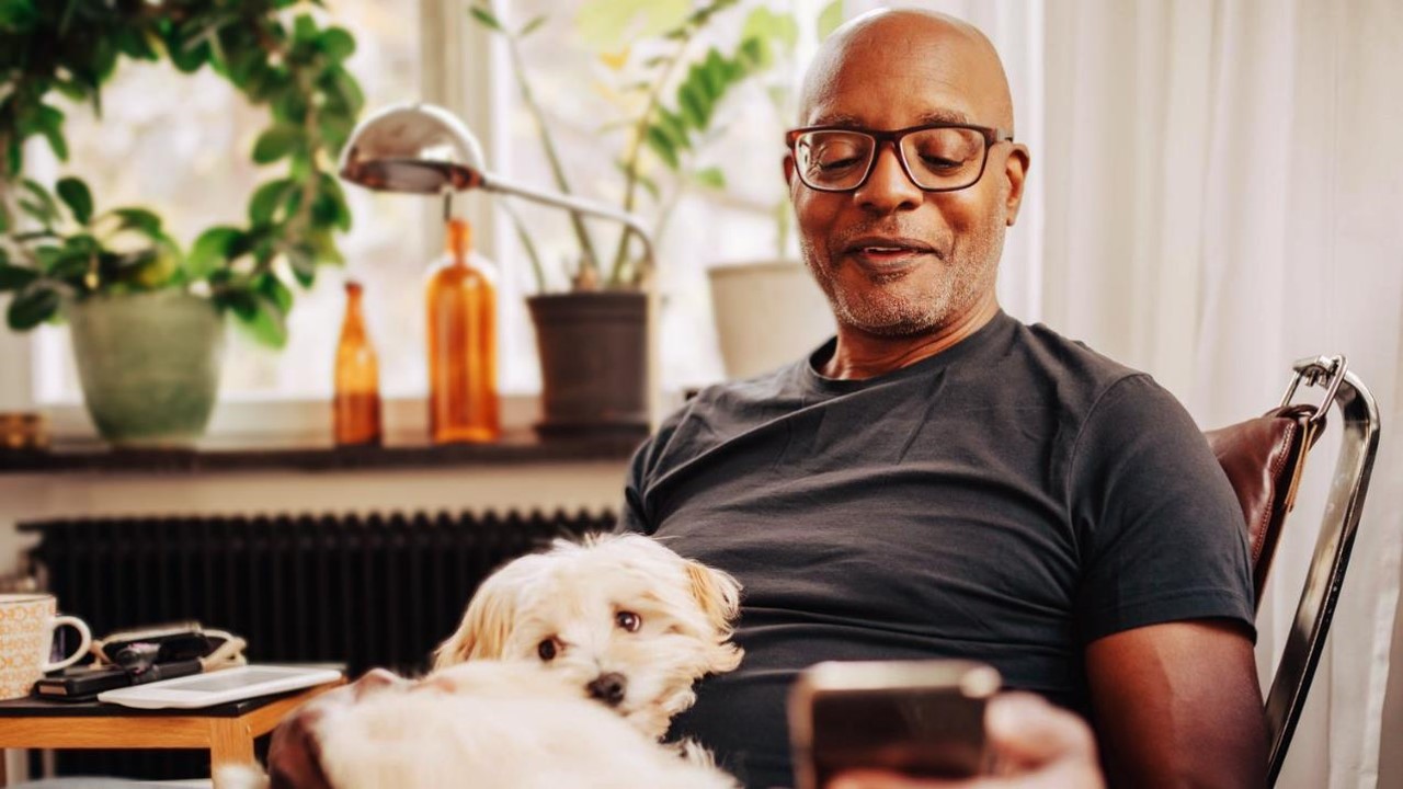 Man die smartphone gebruikt voor CVA thuismonitoring