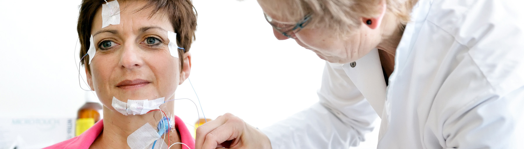 Foto van een een zorgverlener die een patiënt behandelt