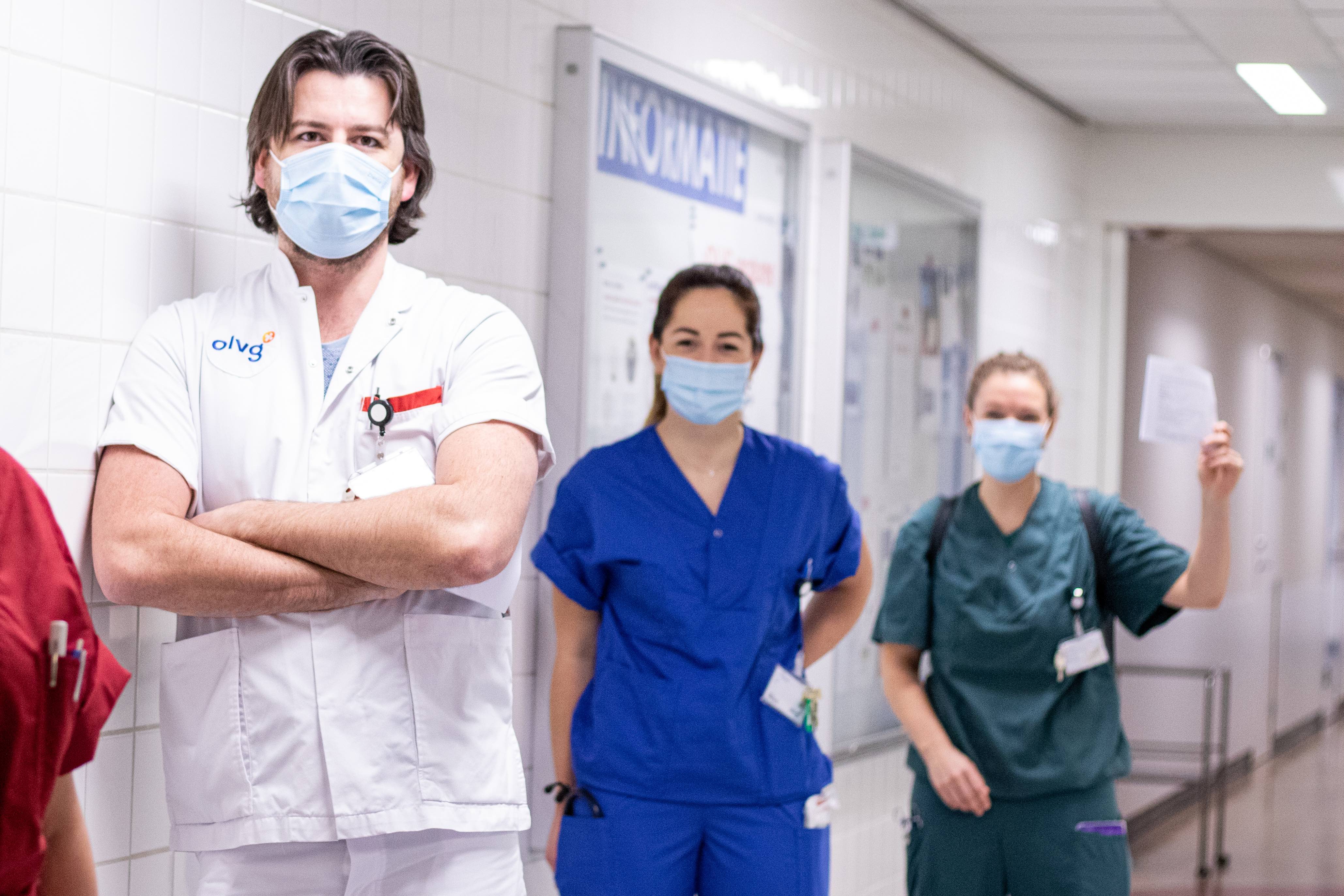 Medewerkers in de gang