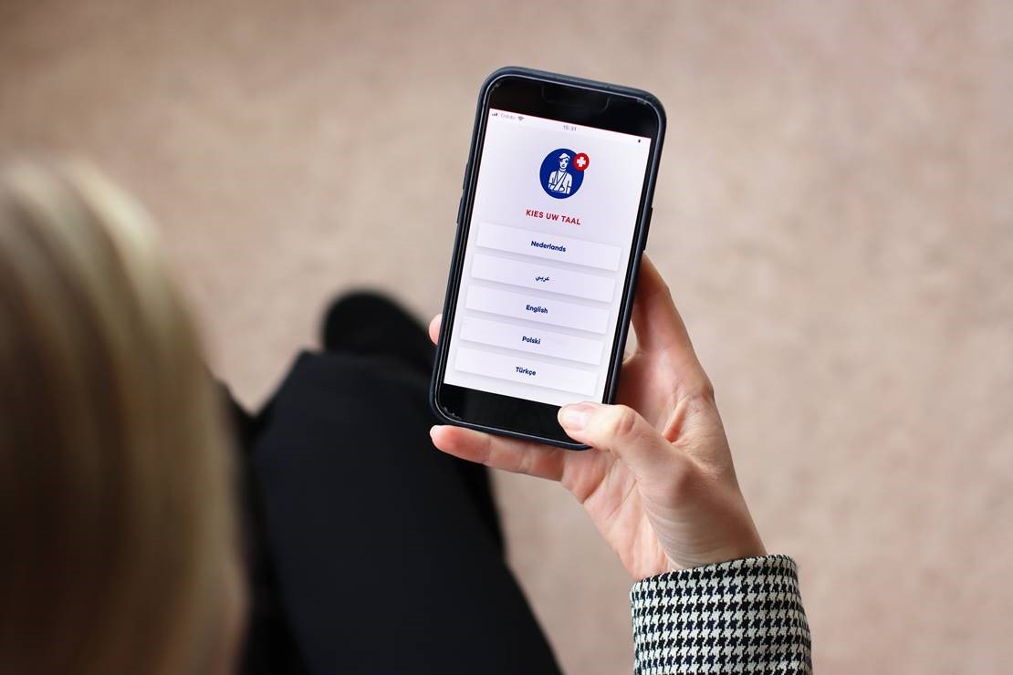 Vrouw gebruikt Virtual Fracture Care app op smartphone