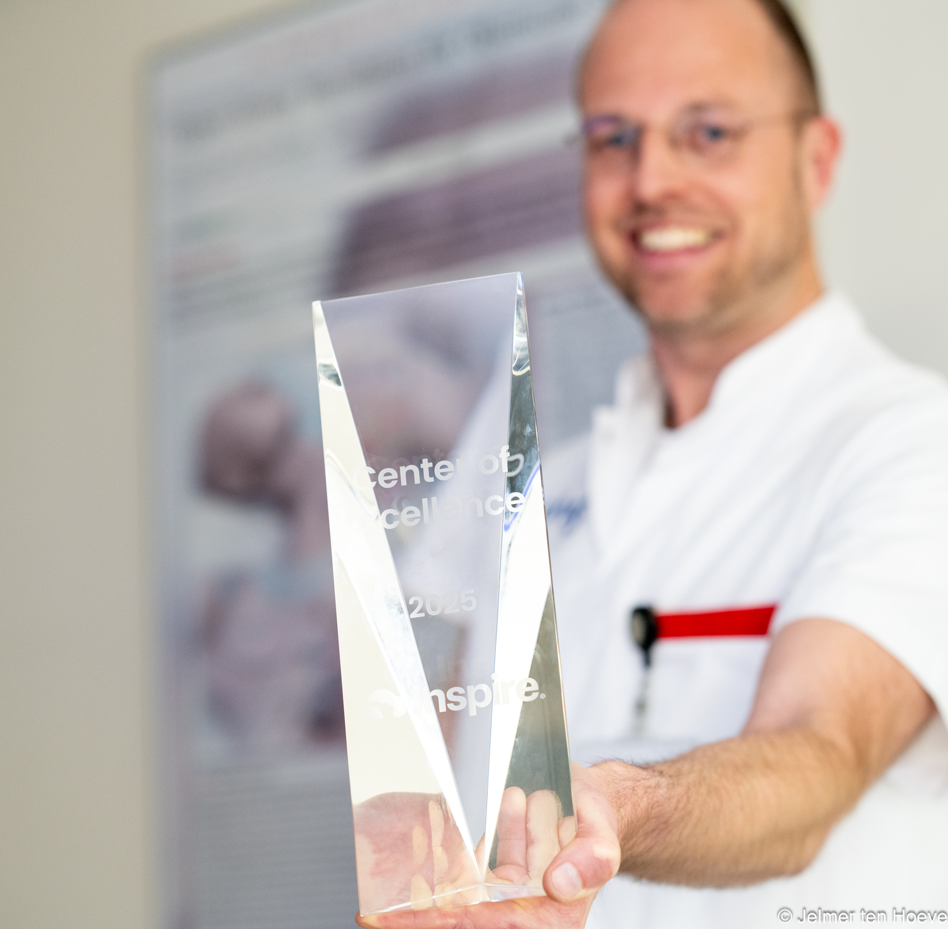 Oogarts Peter van Maanen toont award 'Centre of Excellence'