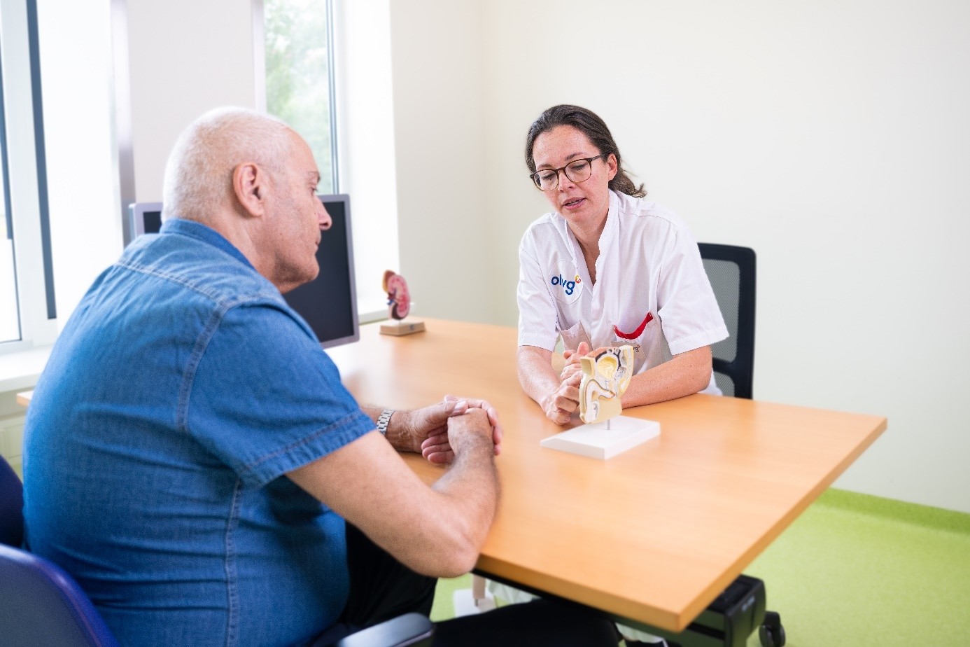 Uroloog met man aan tafel