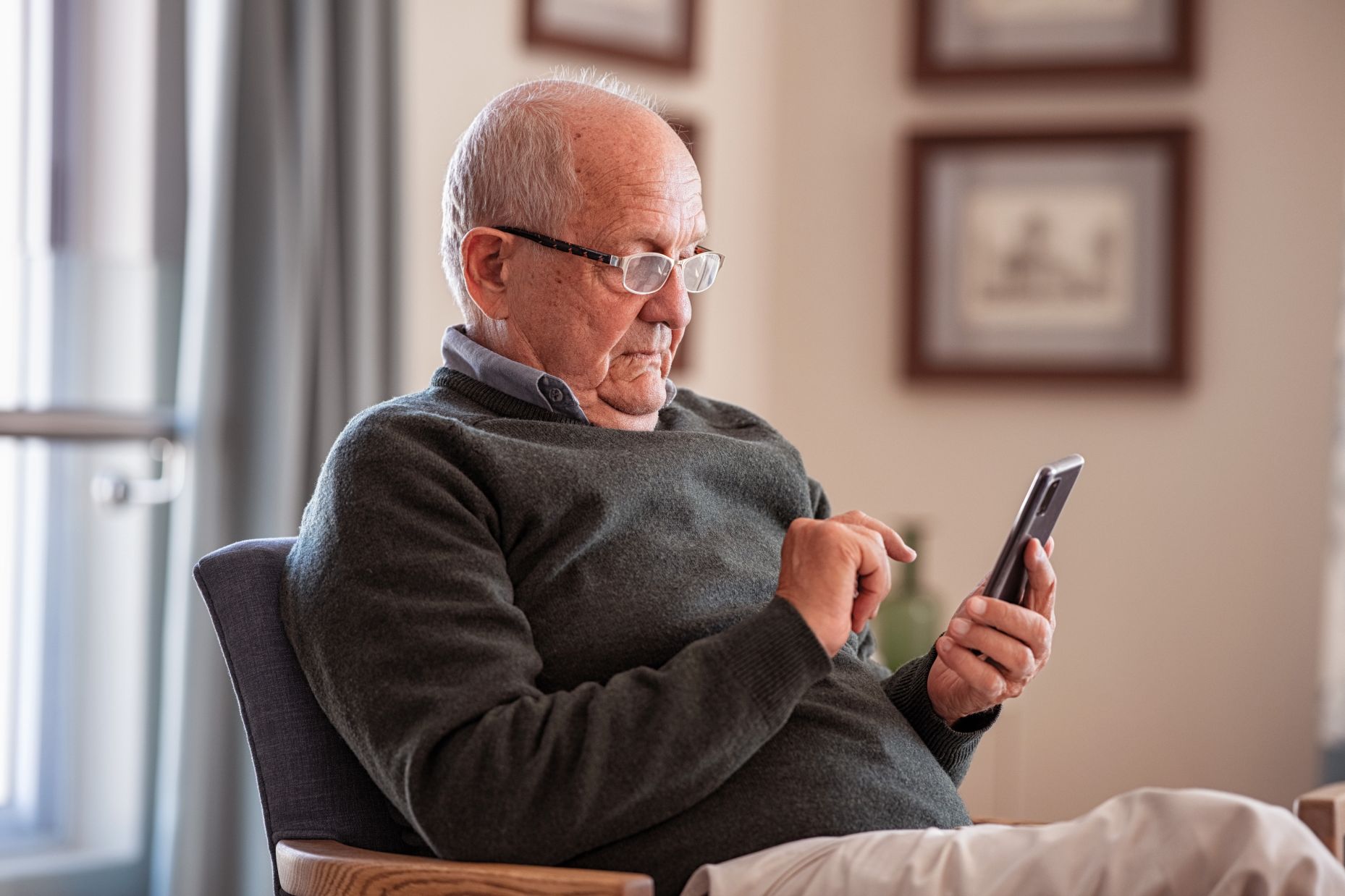 Foto van een oudere man op een smartphone