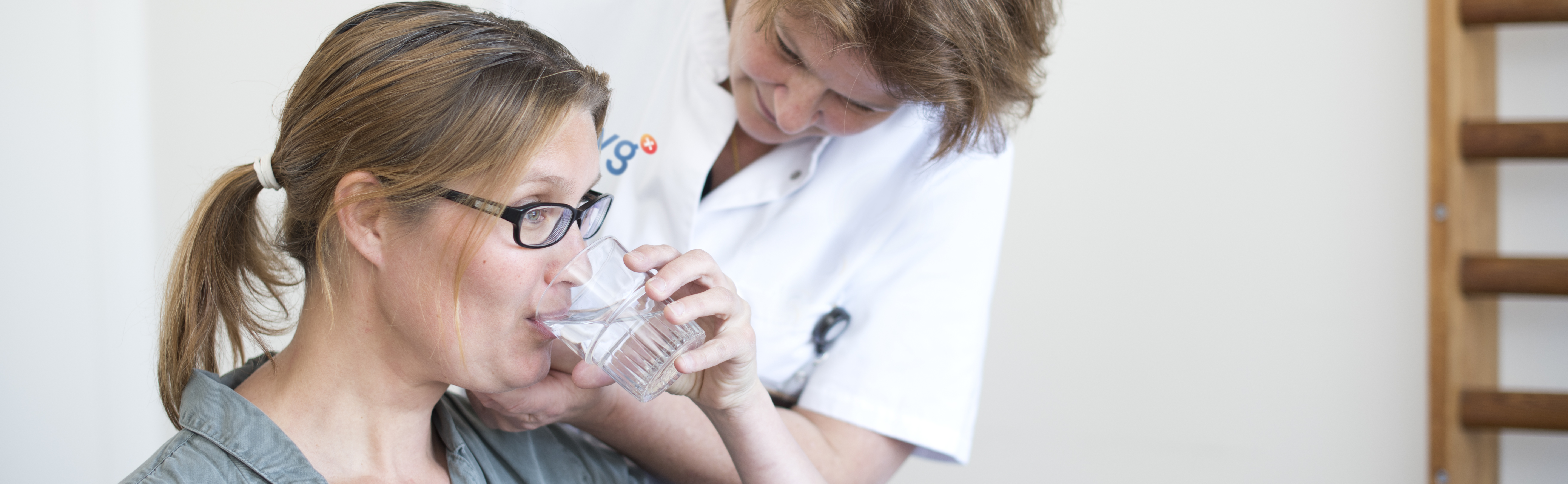 Foto van een patiënt die een slok water neemt