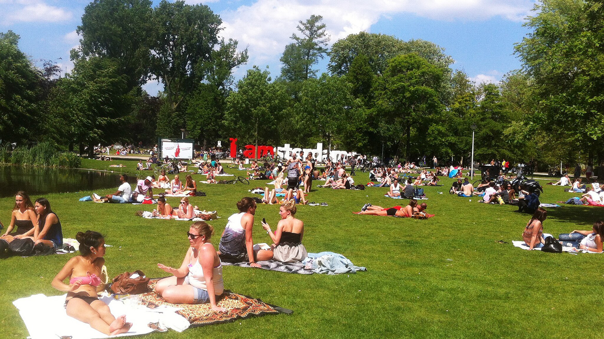Mensen in het vondelpark in de zomer