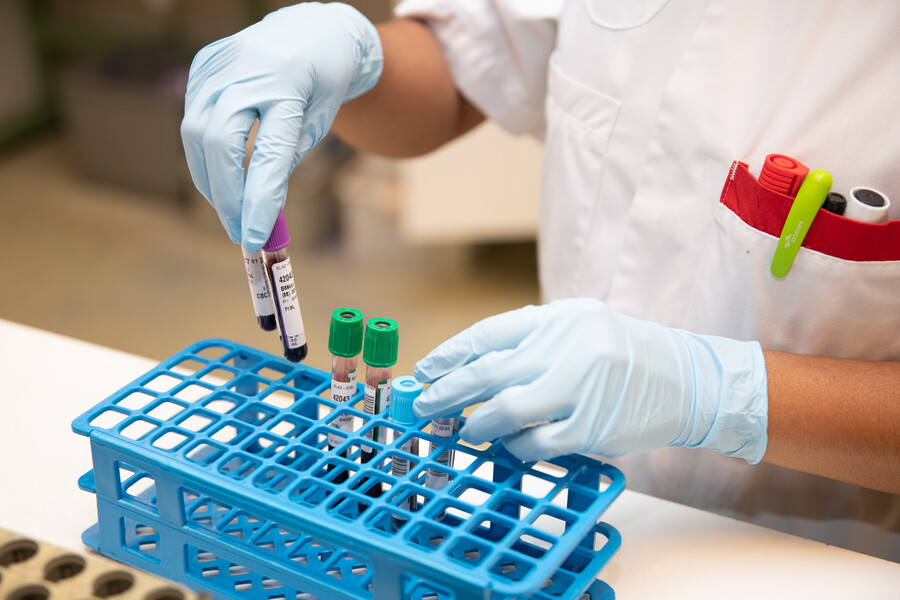 Foto van laboratoriummedewerker met buisjes