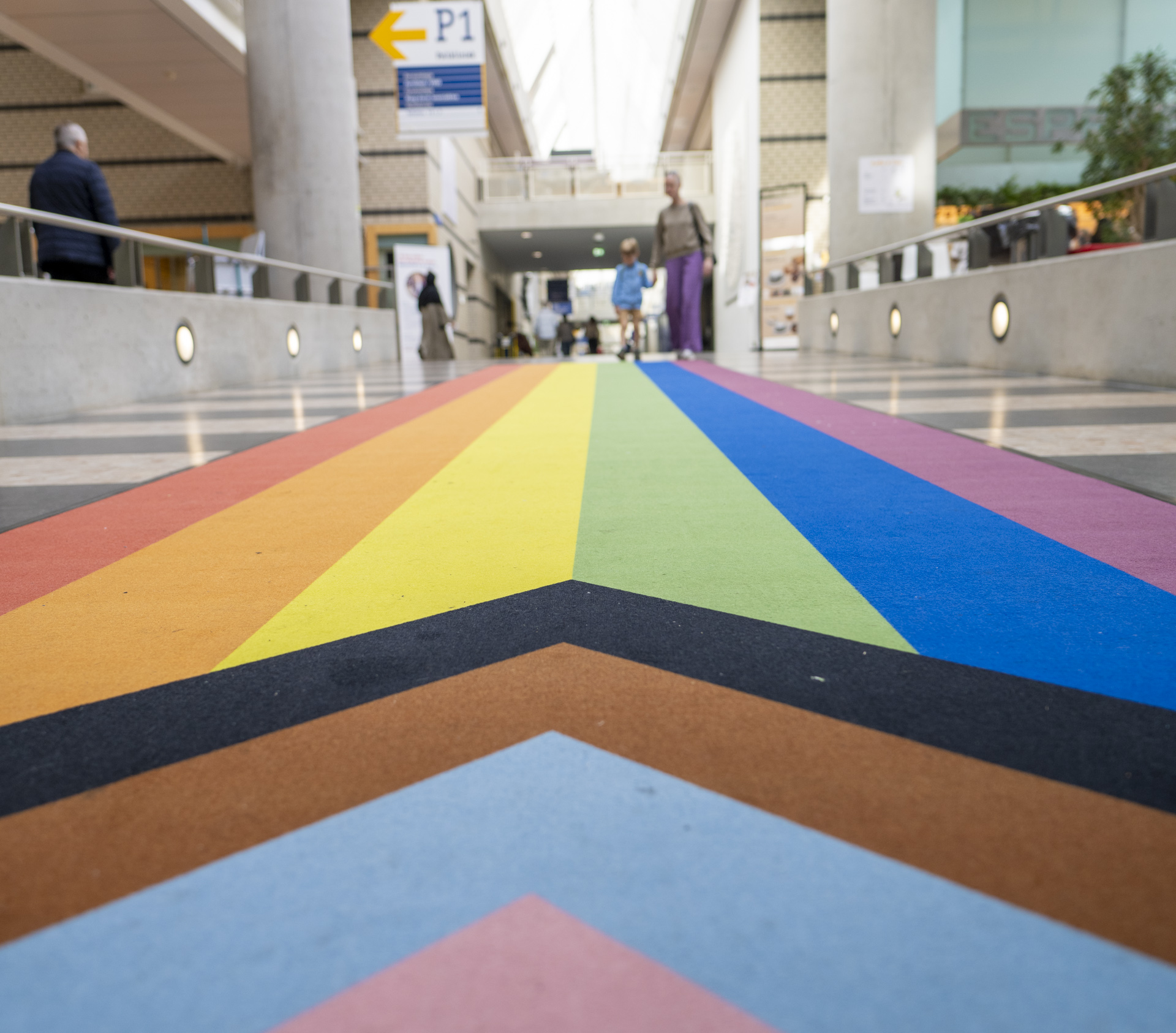 Foto van de Pride loper in de lichtstraat op OLVG, locatie Oost