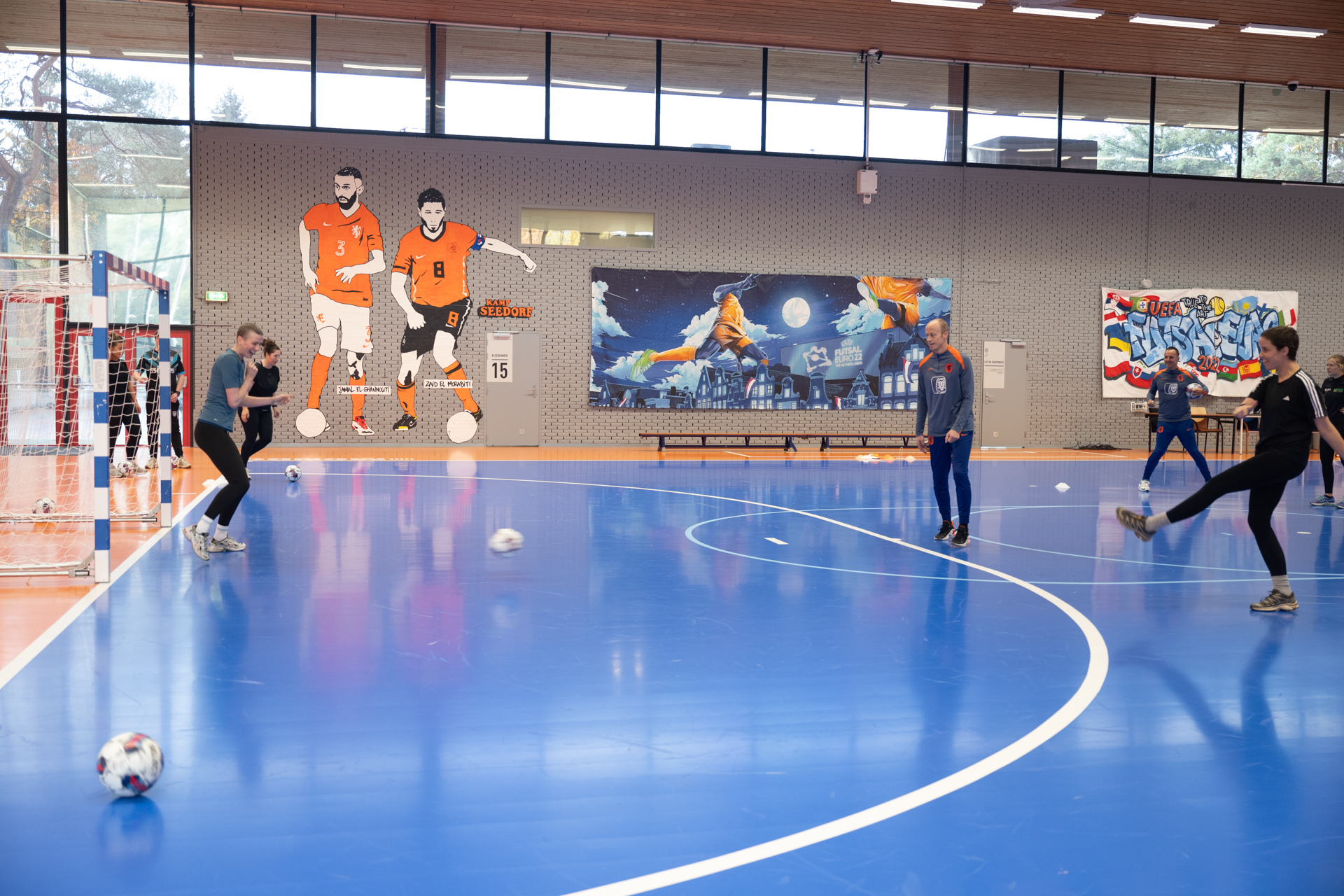 Deelnemers van het AYA-event zijn aan het sporten bij de KNVB